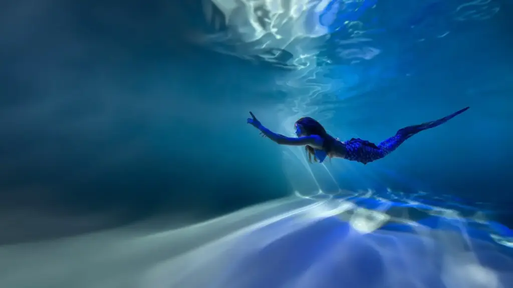 Unter Wasser schwimmende Meerjungfrau mit Meerjungfrauenflosse
